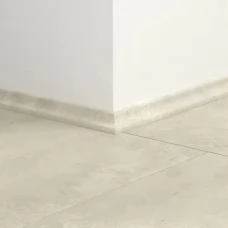 МДФ плинтус скоция Quick-Step Scotia QSSCOT05491 в цвет декора ламината Тонированный бетон (Stained concrete) MUU5491