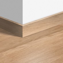МДФ плинтус Quick-Step Parquet Доска белого дуба лакированная (White varnished oak) QSPSKR00915 в цвет декоров ламината UF915 / U915 / MAJ915 / PER0915 / LPU1283 / MAP1283 / CL1232