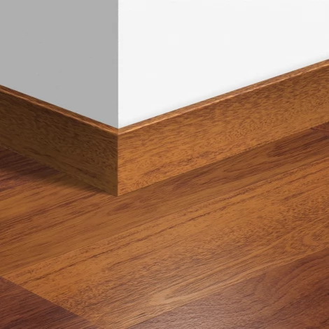 МДФ плинтус Quick-Step Parquet Мербау (Merbau) QSPSKR00996 в цвет декора ламината SIG4760 / EL996 / U996 / UF996 / MAP996 / MAJ996 / PER0996 / CL1599 / IM3440 / IMU3440