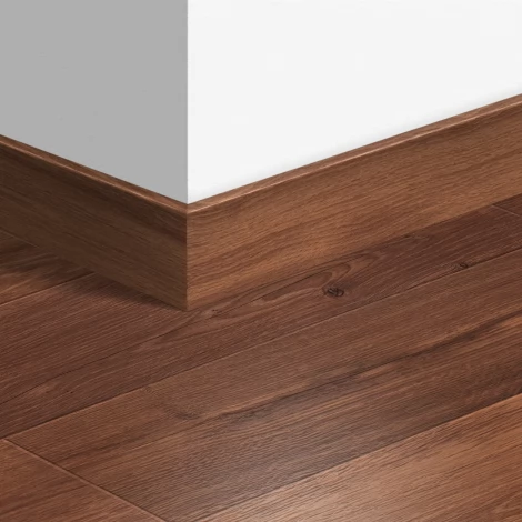 МДФ плинтус Quick-Step Parquet Дуб винтаж темный лакированный (Vintage oak dark varnished) QSPSKR01001 в цвет декора ламината UF1001 / U1001 / MAJ1001 / EL1001