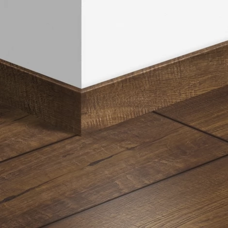 МДФ плинтус Quick-Step Parquet Дуб деревенский (Scraped oak brown) QSPSKR01851 в цвет декора ламината IM1851 / IMU1851