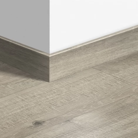 МДФ плинтус Quick-Step Parquet Дуб пиленый серый (Saw cut oak grey) QSPSKR01858 в цвет декора ламината IM1858 / IMU1858