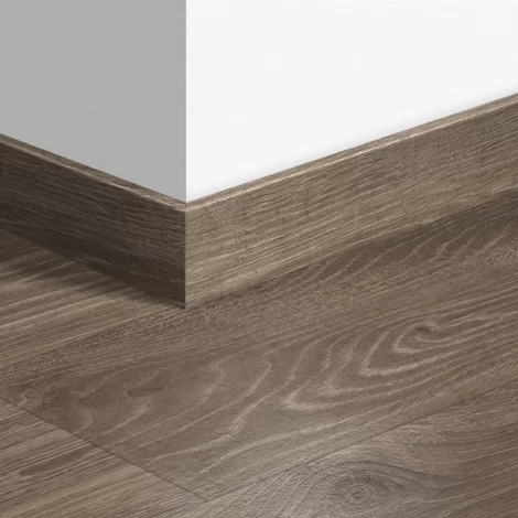 МДФ плинтус Quick-Step Parquet Дуб лесной массив коричневый (Woodland Oak Brown) QSPSKR03548 в цвет декора ламината MJ3548
