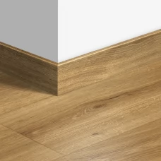 МДФ плинтус Quick-Step Parquet Дуб пустынный теплый натуральный (Desert Oak Warm Natural) QSPSKR03551 в цвет декора ламината MJ3551