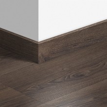 МДФ плинтус Quick-Step Parquet Дуб пустынный шлифованный темно-коричневый (Desert Oak Brushed Dark Brown) QSPSKR03553 в цвет декора ламината MJ3553 МДФ плинтус Quick-Step Parquet Дуб пустынный шлифованный темно-коричневый (Desert Oak Brushed Dark Brown) QSPSKR03553 в цвет декора ламината MJ3553