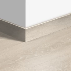 МДФ плинтус Quick-Step Parquet Дуб долинный светло-бежевый (Valley Oak Light Beige) QSPSKR03554 в цвет декора ламината MJ3554