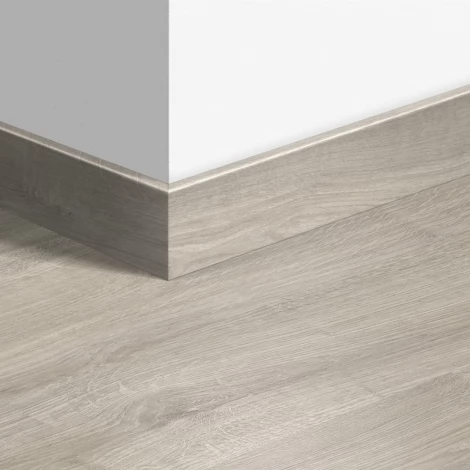 МДФ плинтус Quick-Step Parquet Дуб Ньюкасл серый (Newcastle oak grey) QSPSKR03580 в цвет декора ламината EL3580