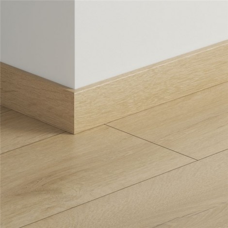 МДФ плинтус Quick-Step Parquet Дуб бежевый рустикальный (Boat House Oak beige) QSPSKR04084 в цвет декора ламината CLV4084 / CLH4084