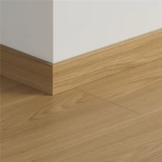 МДФ плинтус Quick-Step Parquet Дуб теплый натуральный премиум (Kibo Oak warm middle natural) QSPSKR04095 в цвет декора ламината CLV4095 / CLH4095