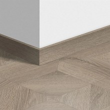 МДФ плинтус Quick-Step Parquet Дуб серый теплый брашированный (Warm gray brushed oak) QSPSKR04141 в цвет декора ламината IPA4141