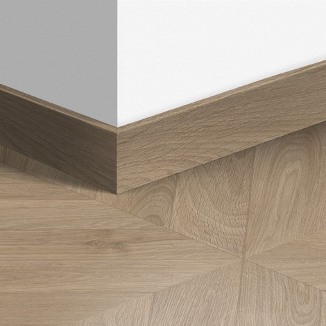 МДФ плинтус Quick-Step Parquet Дуб шеврон темно-серый (Chevron oak taupe) QSPSKR04164 в цвет декора ламината IPA4164