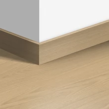 МДФ плинтус Quick-Step Parquet Дуб бежевый лакированный (Beige varnished oak) QSPSKR04750 в цвет декора ламината SIG4750