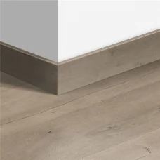 МДФ плинтус Quick-Step Parquet Дуб коричневый патина (Patina oak brown) QSPSKR04751 в цвет декора ламината SIG4751