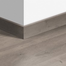 МДФ плинтус Quick-Step Parquet Дуб серый патина (Patina oak grey) QSPSKR04752 в цвет декора ламината SIG4752
