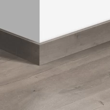 МДФ плинтус Quick-Step Parquet Дуб серый патина (Patina oak grey) QSPSKR04752 в цвет декора ламината SIG4752