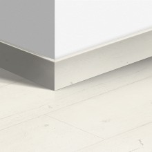 МДФ плинтус Quick-Step Parquet Дуб белый крашеный (Painted oak white) QSPSKR04753 в цвет декора ламината SIG4753