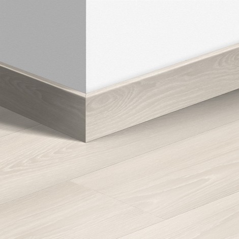 МДФ плинтус Quick-Step Parquet Дуб белый премиум (White premium oak) QSPSKR04757 в цвет декора ламината SIG4757