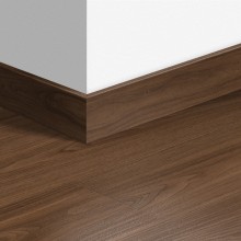 МДФ плинтус Quick-Step Parquet Орех коричневый (Chic walnut) QSPSKR04761 в цвет декора ламината SIG4761