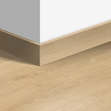 МДФ плинтус Quick-Step Parquet Дуб натуральный брашированный (Brushed oak natural) QSPSKR04763 в цвет декора ламината SIG4763