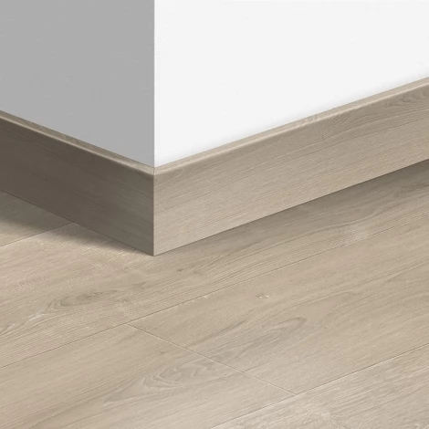 МДФ плинтус Quick-Step Parquet Дуб бежевый брашированный (Brushed oak beige) QSPSKR04764 в цвет декора ламината SIG4764