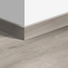 МДФ плинтус Quick-Step Parquet Дуб серый брашированный (Brushed oak grey) QSPSKR04765 в цвет декора ламината SIG4765