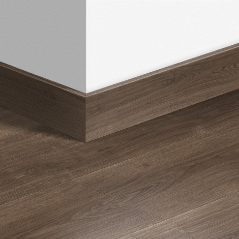 МДФ плинтус Quick-Step Parquet Дуб коричневый брашированный (Brushed oak brown) QSPSKR04766 в цвет декора ламината SIG4766