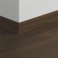 МДФ плинтус Quick-Step Parquet Дуб мокко коричневый QSPSKR05797 в цвет декора ламината CLH5797