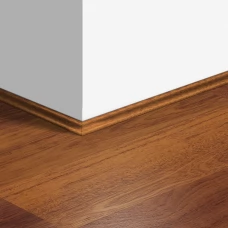 МДФ плинтус скоция Quick-Step Scotia QSSCOT00996 в цвет декора ламината Мербау (Merbau) SIG4760 / EL996 / U996 / UF996 / MAP996 / MAJ996 / PER0996