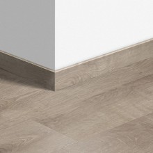 Виниловый плинтус Quick-Step Жемчужный серо-коричневый дуб (Pearl oak brown grey) QSVSKRA40133 (BACL40133) 12 мм