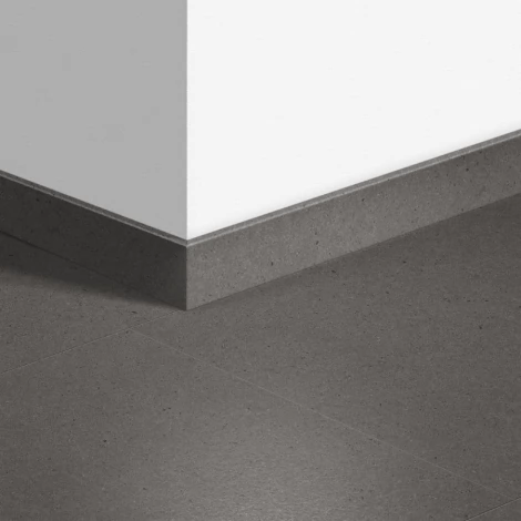 Виниловый плинтус Quick-Step Минеральная крошка серая (Vibrant Medium Grey) QSVSKRA40138 (AMCL40138 / AMGP40138)