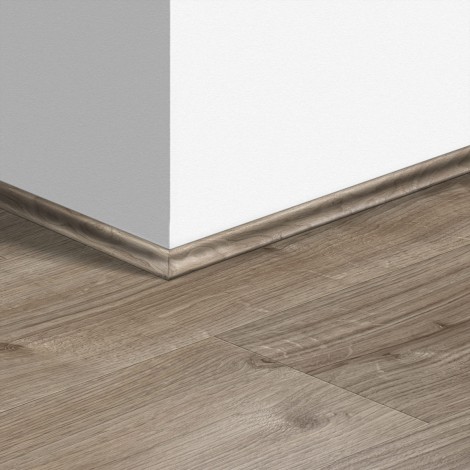 Виниловый плинтус Quick-Step скоция Дуб коттедж серо-коричневый (Cottage oak gray-brown) QSVSCOT40026 (BAGP40026 BACL40026 RBACL40026) 17 x 17 мм