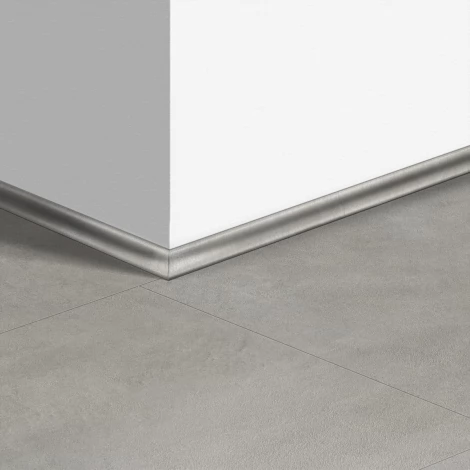Виниловый плинтус Quick-Step скоция Бетон тёплый серый (Warm gray concrete) QSVSCOT40050 (AMCL40050 AMGP40050) 17 x 17 мм
