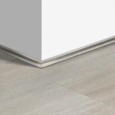 Виниловый плинтус Quick-Step скоция Шёлковый дуб светлый (Silk oak light) QSVSCOT40052 (BAGP40052 BACL40052 RBACL40052) 17 x 17 мм