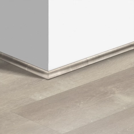 Виниловый плинтус Quick-Step скоция Дуб песчаный теплый серый (Sand storm oak warm grey) QSVSCOT40083 (PUGP40083 PUCL40083) 17 x 17 мм