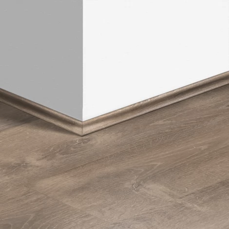 Виниловый плинтус Quick-Step скоция Дуб песчаный теплый коричневый (Sand storm oak brown) QSVSCOT40086 (PUGP40086 PUCL40086) 17 x 17 мм