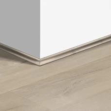 Виниловый плинтус Quick-Step скоция Дуб хлопковый бежевый (Cotton oak beige) QSVSCOT40103 (PUGP40103 PUCL40103 AVMP40103) 17 x 17 мм