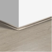Виниловый плинтус Quick-Step скоция Дуб хлопковый светло-серый (Cotton oak light gray) QSVSCOT40105 (PUGP40105 PUCL40105) 17 x 17 мм