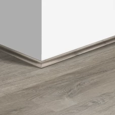 Виниловый плинтус Quick-Step скоция Дуб хлопковый темно-серый (Cotton oak grey with saw cuts) QSVSCOT40106 (PUCL40106) 17 x 17 мм