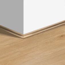 Виниловый плинтус Quick-Step скоция Дуб шелковый теплый натуральный (Silk oak warm natural) QSVSCOT40130 (BAGP40130 BACL40130 RBACL40130) 17 x 17 мм