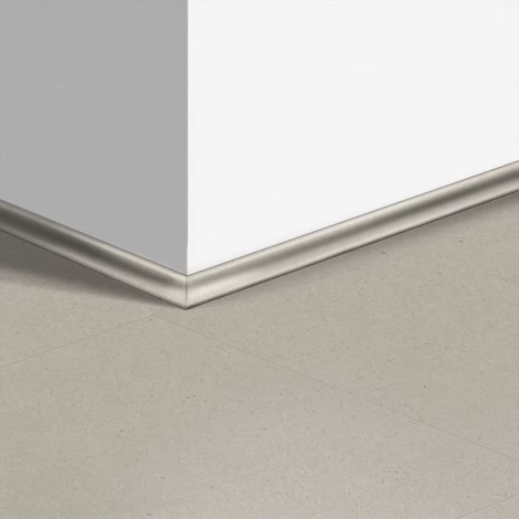 Виниловый плинтус Quick-Step скоция Минеральная крошка песочная (Sandy mineral crumb) QSVSCOT40137 (AMCL40137 AMGP40137) 17 x 17 мм