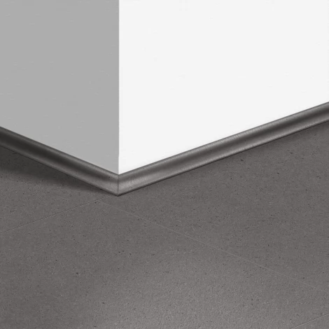 Виниловый плинтус Quick-Step скоция Минеральная крошка серая (Mineral crumb gray) QSVSCOT40138 (AMCL40138 AMGP40138) 17 x 17 мм