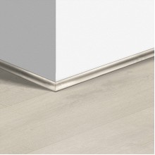 Виниловый плинтус Quick-Step скоция Дуб бархатный светлый (Velvet oak light) QSVSCOT40157 (BAGP40157 BACL40157 BACP40157) 17 x 17 мм
