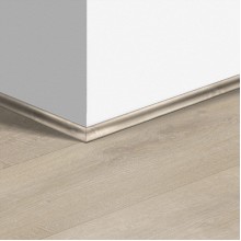Виниловый плинтус Quick-Step скоция Дуб бархатный бежевый (Velvet oak beige) QSVSCOT40158 (BAGP40158 BACL40158) 17 x 17 мм