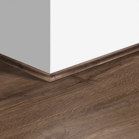 Виниловый плинтус Quick-Step скоция Дуб осенний шоколадный (Autumn Oak Chocolate) QSVSCOT40199 (PUGP40199 PUCL40199 AVMP40199 RPUCL40199) 17 x 17 мм