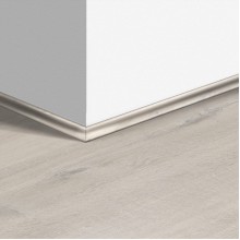 Виниловый плинтус Quick-Step скоция Дуб хлопковый белый (Cotton Oak White Blush) QSVSCOT40200 (PUGP40200 PUCL40200 AVMP40200 RPUCL40200) 17 x 17 мм