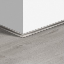 Виниловый плинтус Quick-Step скоция Дуб хлопковый светло-серый (Cotton Oak Cold Grey) QSVSCOT40201 (PUGP40201 PUCL40201 AVMP40201 RPUCL40201) 17 x 17 мм