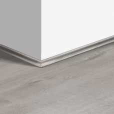 Виниловый плинтус Quick-Step скоция Дуб хлопковый светло-серый (Cotton Oak Cold Grey) QSVSCOT40201 (PUGP40201 PUCL40201 AVMP40201 RPUCL40201) 17 x 17 мм Виниловый плинтус Quick-Step скоция Дуб хлопковый светло-серый (Cotton Oak Cold Grey) QSVSCOT40201 (PUGP40201 PUCL40201 AVMP40201 RPUCL40201) 17 x 17 мм