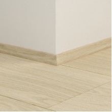 ПВХ плинтус скоция Quick-Step Scotia QSVSCOT40099 в цвет декора пола Дуб чистый полярный (Pure oak polar) AVMPU40099 / AVHBU40361