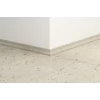 ПВХ плинтус скоция Quick-Step Scotia QSVSCOT40275 в цвет декора пола Бетон устричный (Oyster concrete) AVMTU40275