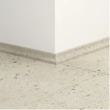 ПВХ плинтус скоция Quick-Step Scotia QSVSCOT40275 в цвет декора пола Бетон устричный (Oyster concrete) AVMTU40275